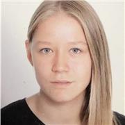 Professora de català dona classes a nens i nenes de totes les edats